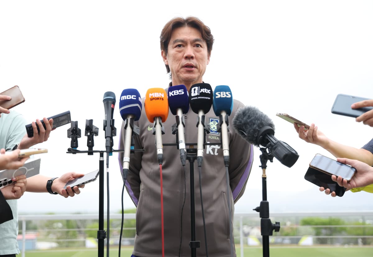 홍명보 감독 "선수들, 정몽규 회장 사임에 흔들리지 않아"