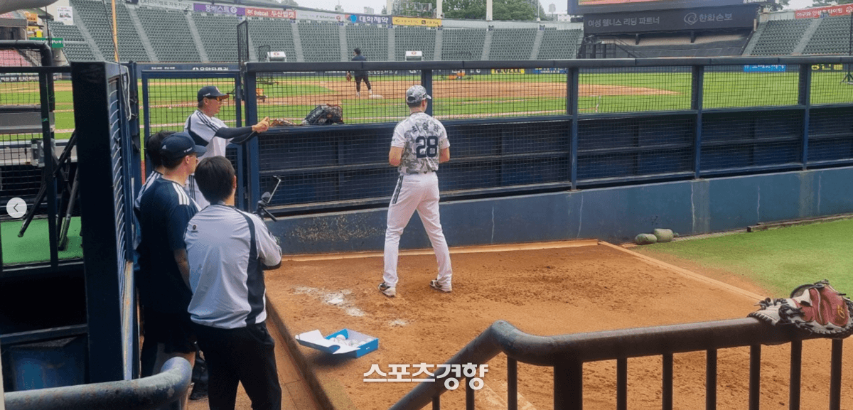 두산 최승용, 김원형 감독과 함께 구종 레퍼토리 확장 훈련