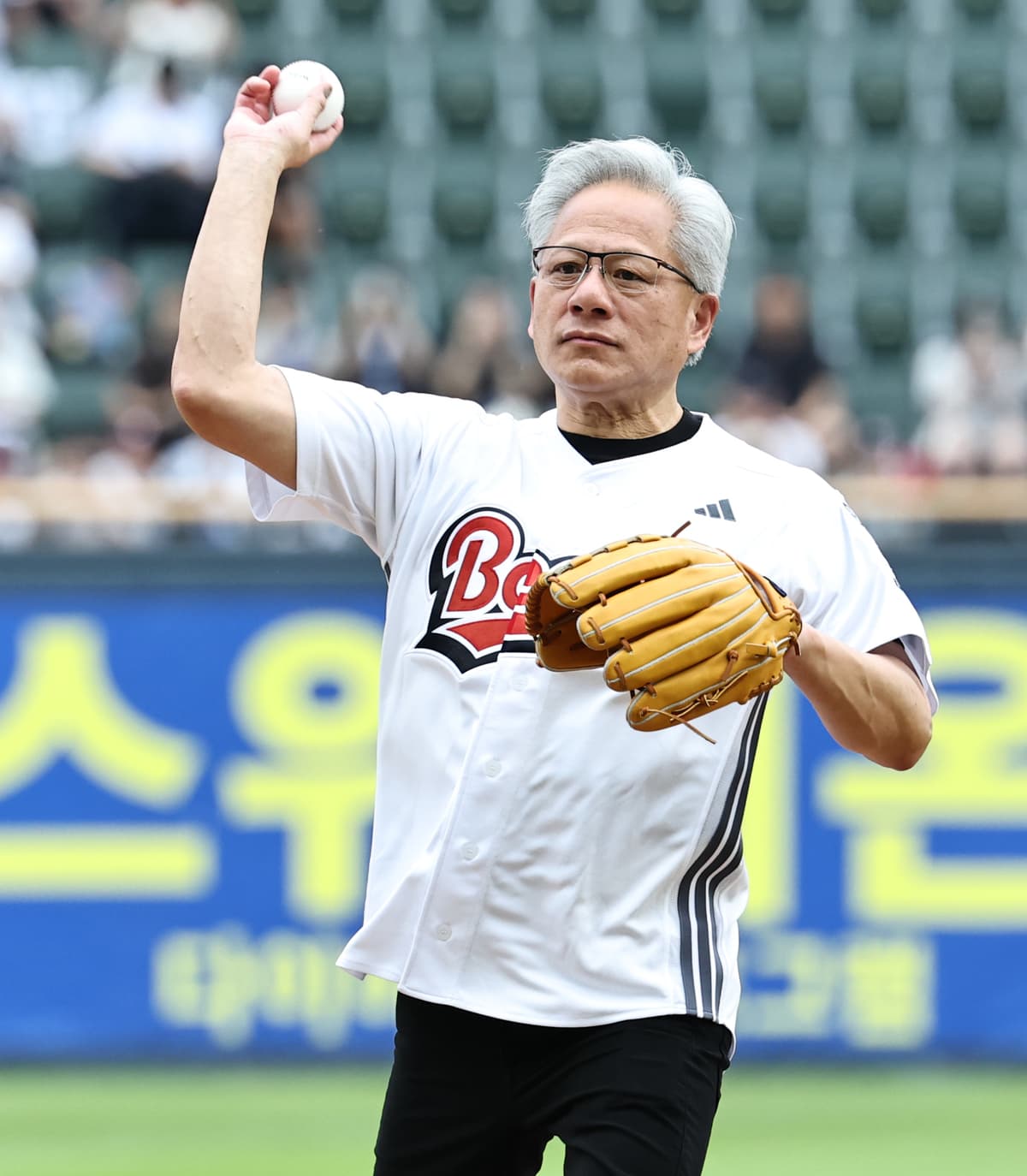 젠슨 황 엔비디아 CEO, 두산 유니폼 입고 잠실구장서 시구