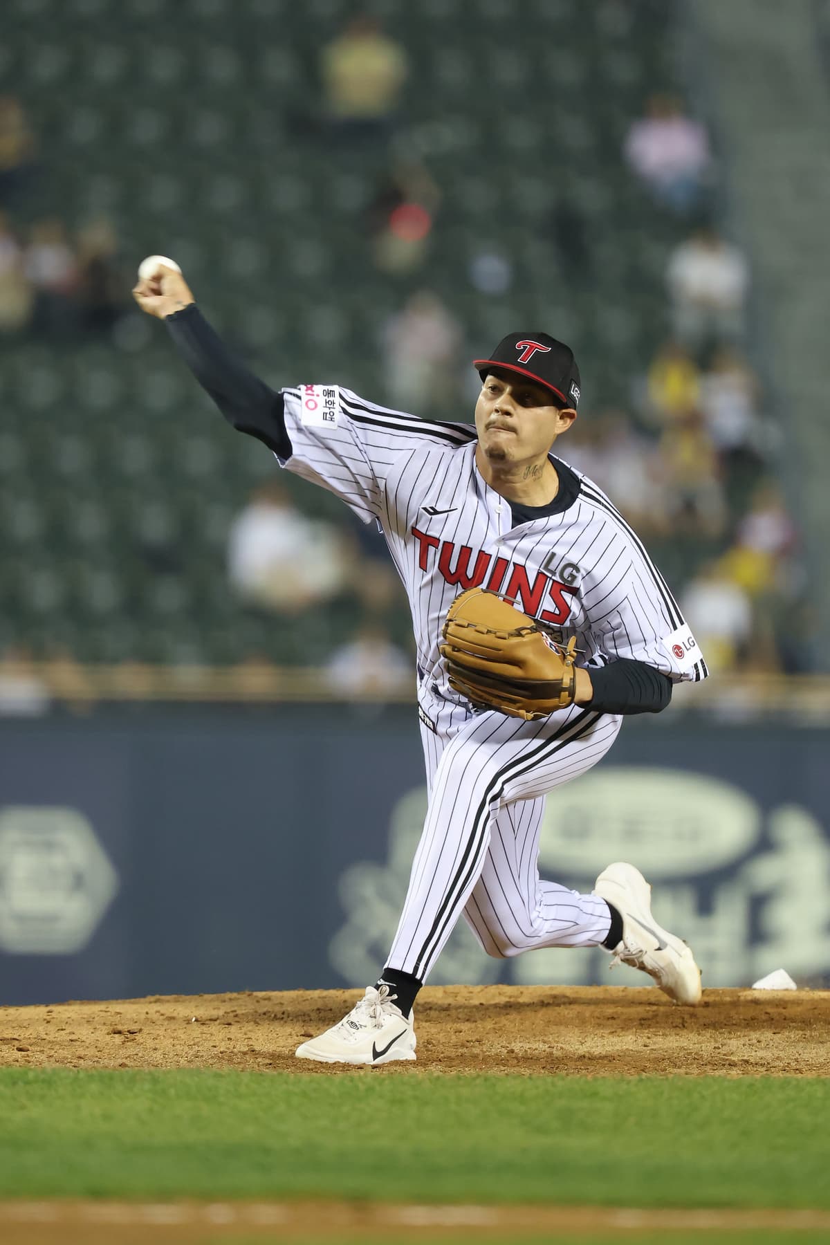 158㎞ 강속구로 데뷔 성공…LG 리오스, KBO 첫 등판 무실점 완성