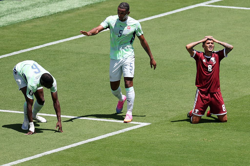 스위스-카타르 1-1 무승부, 스위스 선제골 오프사이드 판독 논란···네빌 'FIFA 독재' 비판