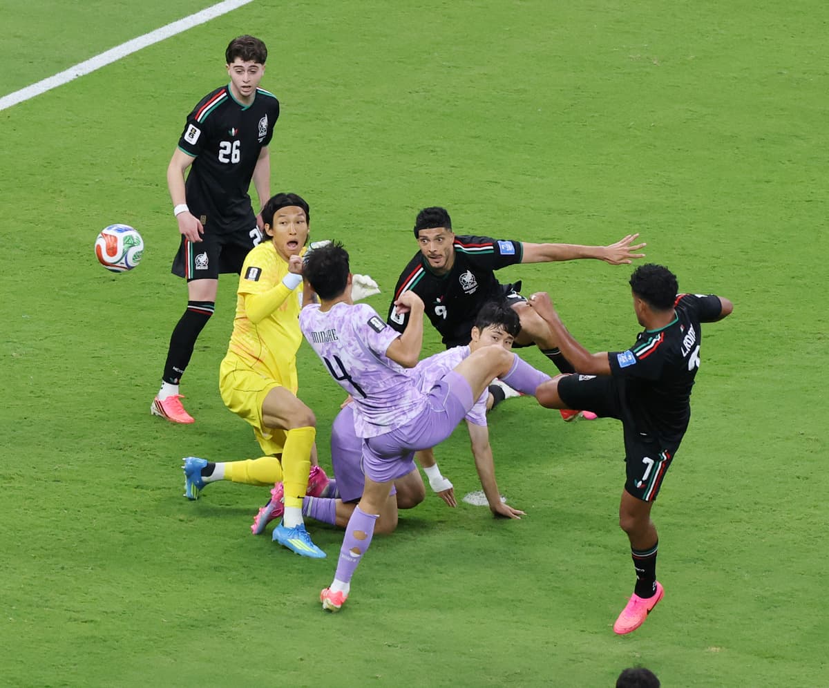 김승규 공중볼 처리 실수로 선제골 허용…한국, 멕시코전 0-1 뒤진 후반전